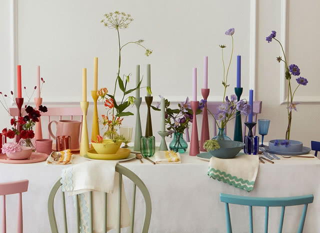 stół z kolorowym świecznikami