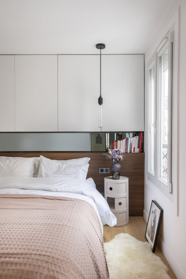 Zabudowa nad łóżkiem w sypialni