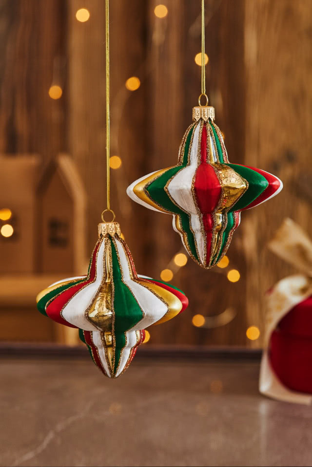 na tle światełek, w kształcie bączka