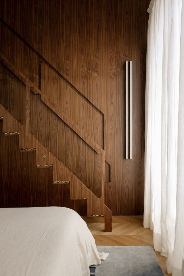 schody i podłużny kinkiet