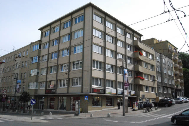 prostokątny budynek