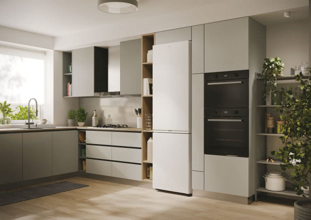 lodówka, piekarnik, płyta gazowa, półki, bateria zlewozmywakowa