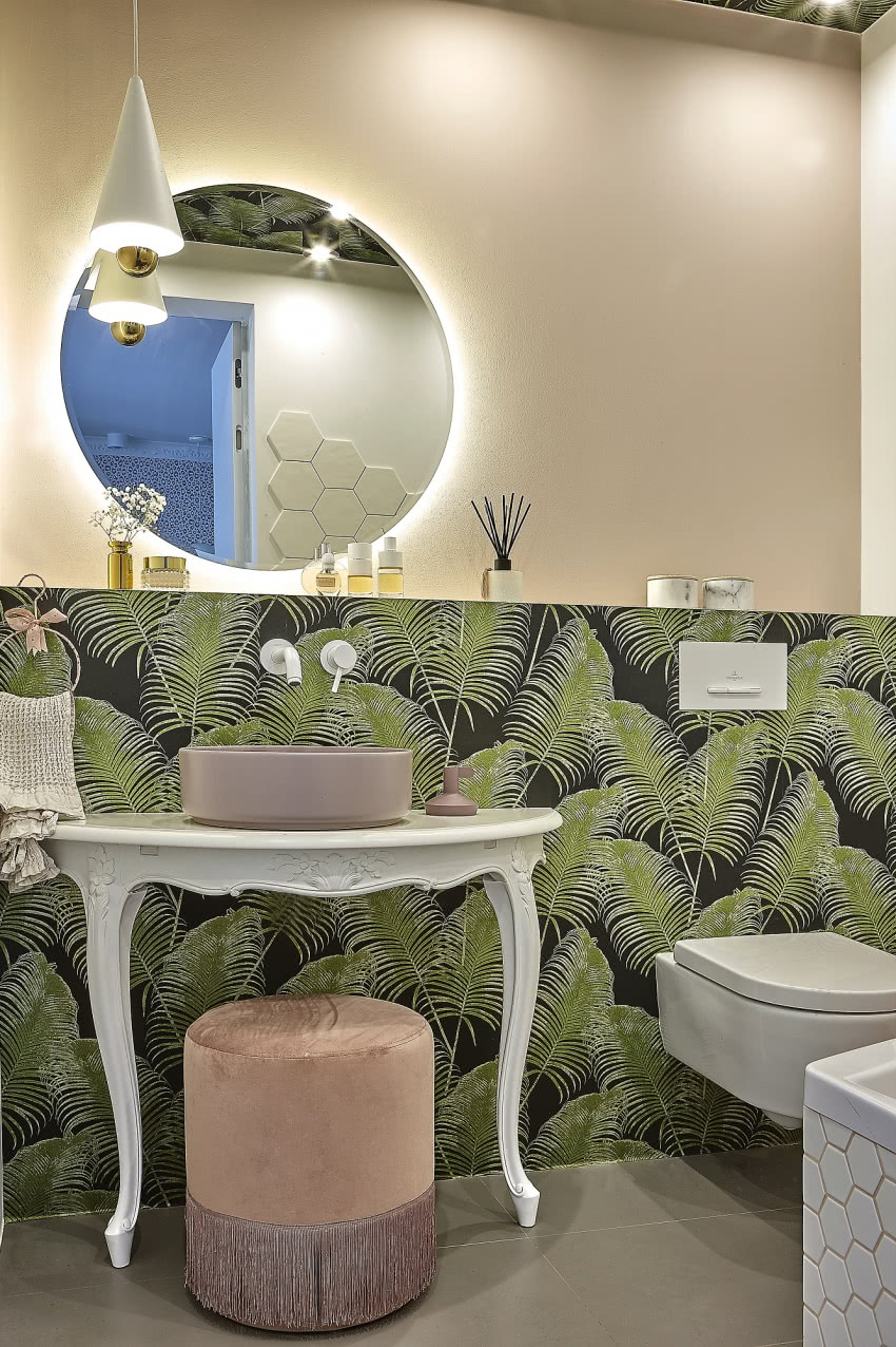 Łazienka zaskakuje ciekawymi
pomysłami. Blat to...