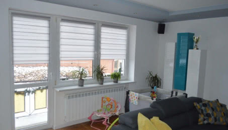 Żółte i niebieskie akcenty w salonie