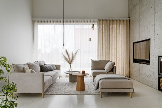 Nowoczesny salon w beżowych odcieniach