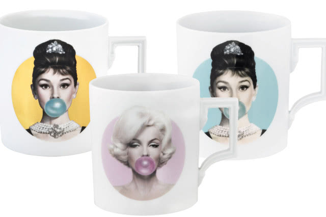 Kubki Meissen z kolekcji Michaela Moebiusa z wizerunkami Audrey Hepburn i Marilyn Monroe.