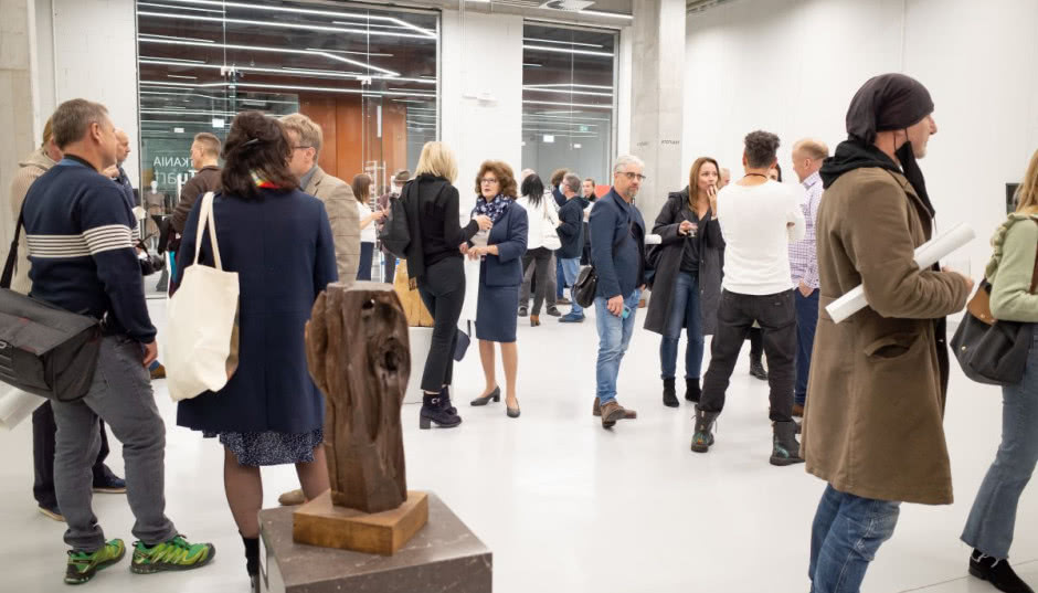 Zmiany w cyklu wernisaży i wystaw „SPOTKANIA ToTuart”