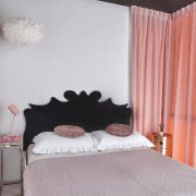 Zdobna konsola, wyszukana
na targu staroci w...