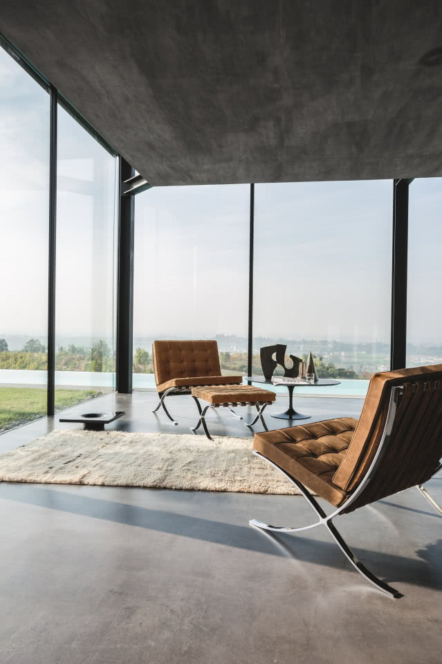 skórzane fotele w nowoczesnym salonie z dużymi oknami