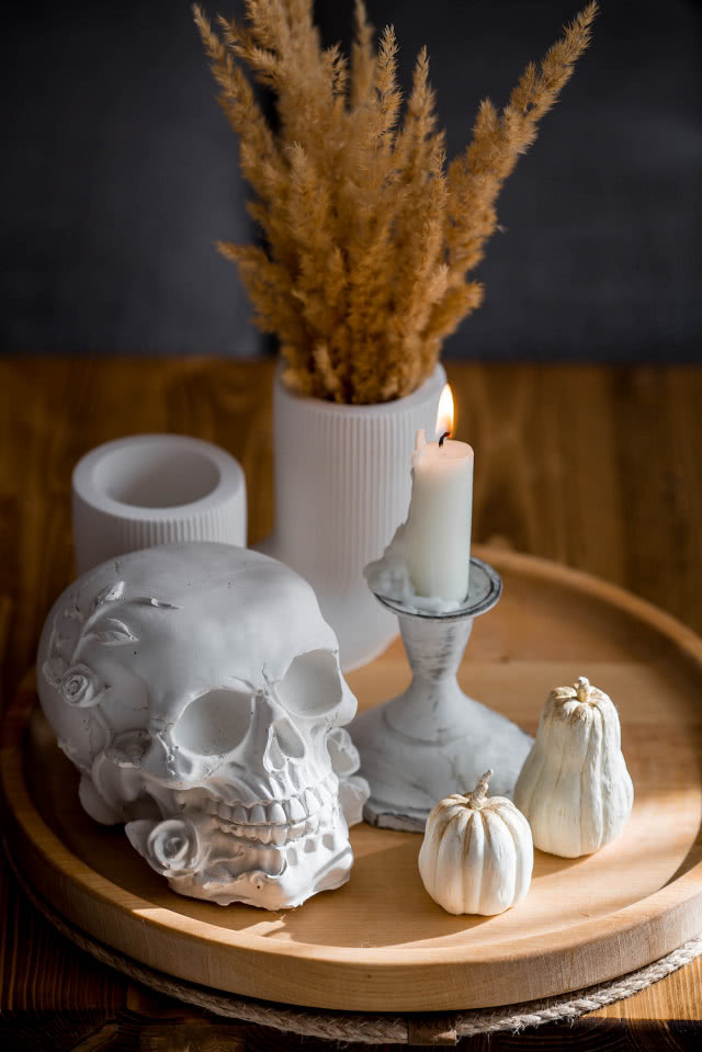 białe dekoracje na Halloween