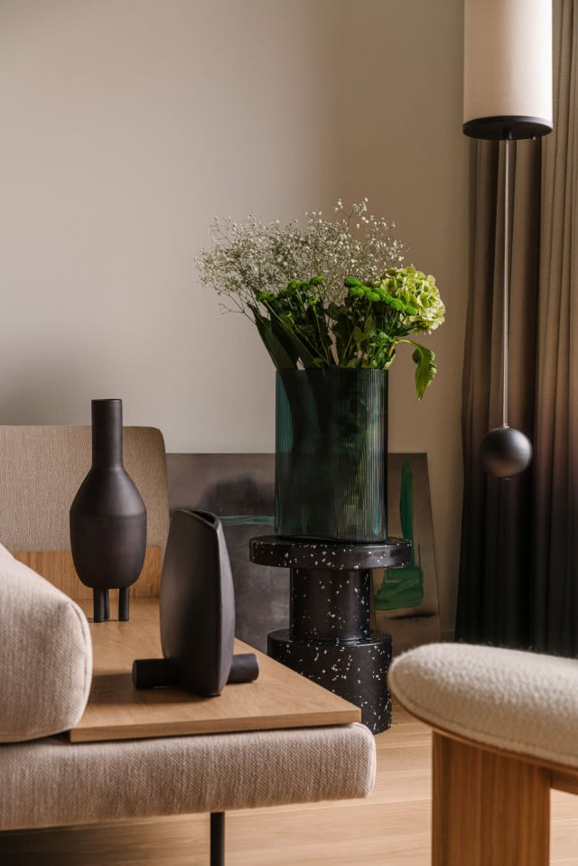 ceramiczne wazony w salonie