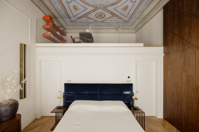 sypialnia ze schowanymi schodami