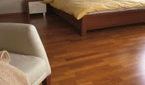 Podłoga z ciepłego drewna jatoba