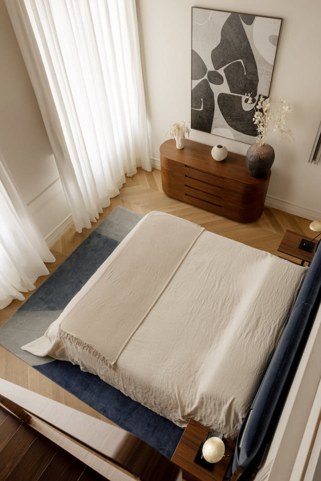 widok na łóżko z antresoli