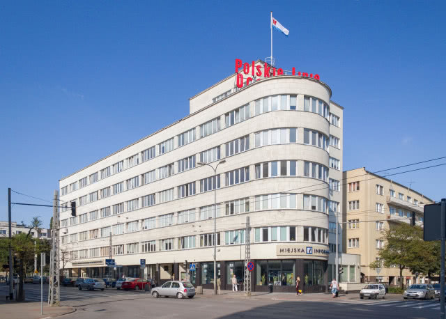 widok na podłużny budynek