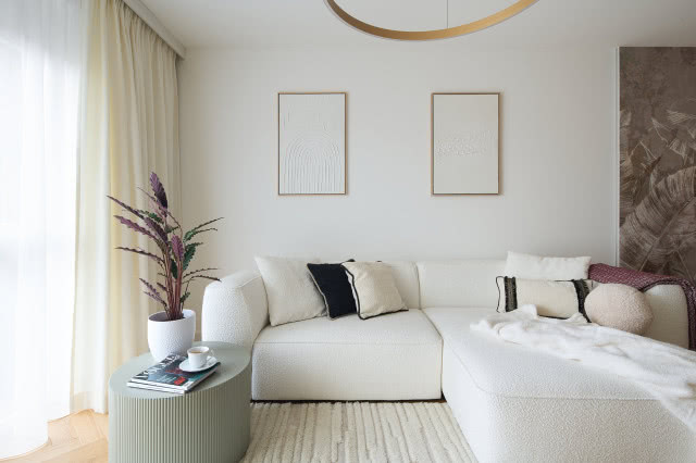Beżowy salon z jasną kanapą