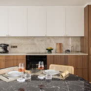 Z wizytą w mieszkaniu francuskiego projektanta mody. Znajduje się tuż obok kanału Saint Martin!