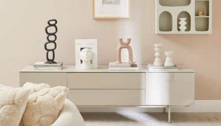 Rzeźbiarskie formy wciąż dominują we wnętrzach. Sprawdź, jak wykorzystać ich potencjał!