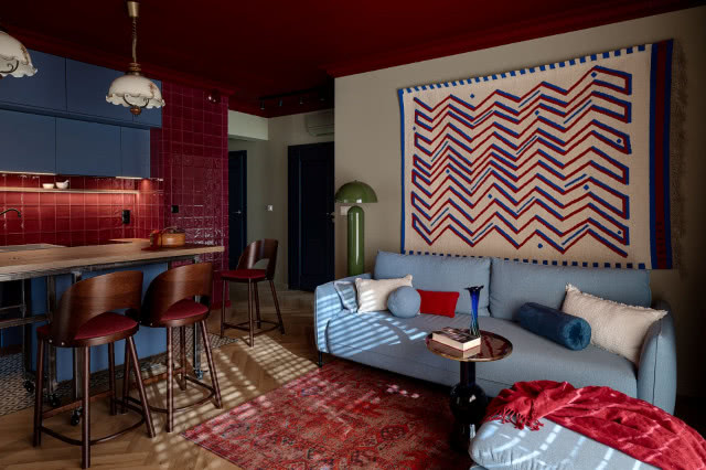 kilim na ścianie w salonie nad kanapą