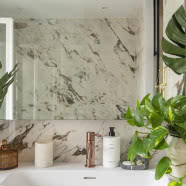 Z wizytą w mieszkaniu francuskiego projektanta mody. Znajduje się tuż obok kanału Saint Martin!