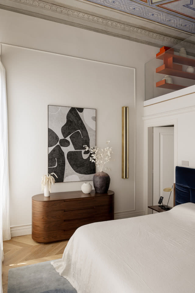 widok na komodę w sypialni