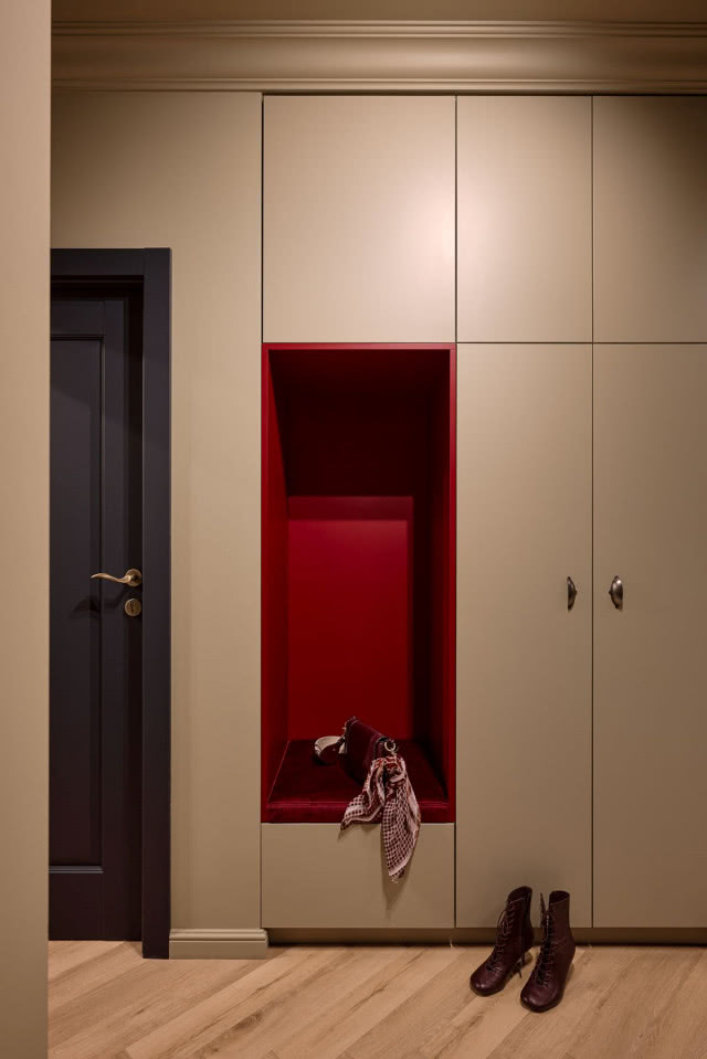 Zabudowa z siedziskiem w przedpokoju 