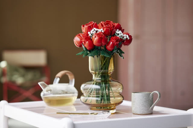 kwiaty z klocków w wazonie