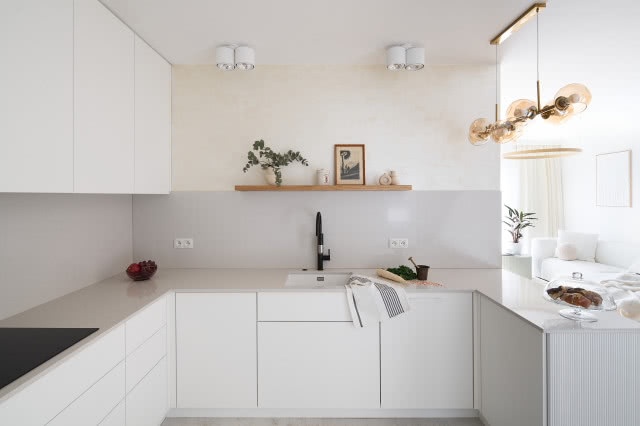 Biała kuchnia w literę U