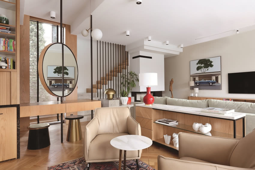 Obrotowe lustro na stalowej rurze
pozwala bawić...