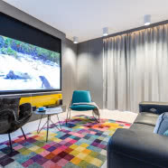 Kolorowe akcenty w męskim mieszkaniu