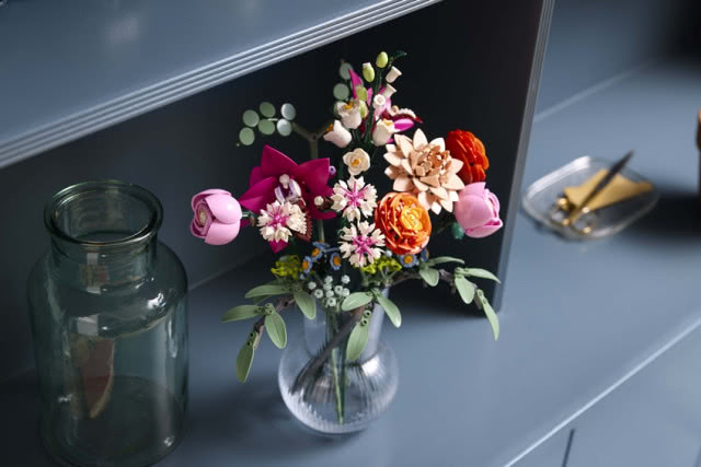 kwiaty z klocków w wazonie