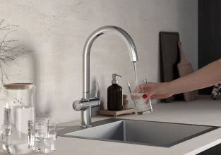 Zdrowa woda prosto z kranu – nowoczesna kuchnia w duchu eko