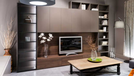 Meblościanka do salonu – szybki sposób na nowoczesne i funkcjonalne wnętrze (wielki powrót modowy meblościanek)