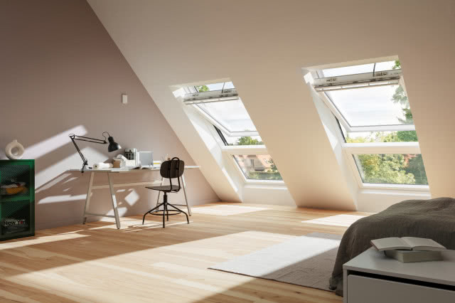 okna dachowe, biurko, laptop, krzesło obrotowe, komoda, drewniana podłoga, stolik nocny, duże łózko w sypialni