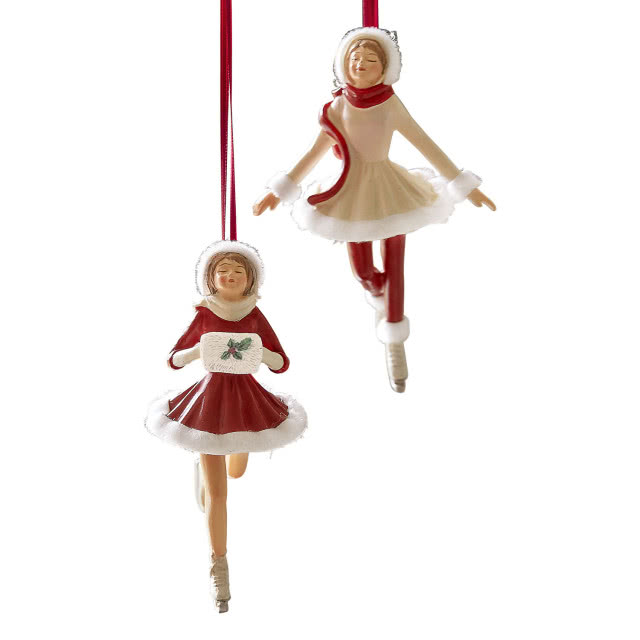 dwie zawieszki w kształcie dziewczynek