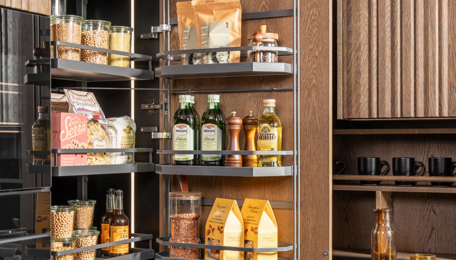 Jak zorganizować przechowywanie zapasów w zabudowie kuchennej?