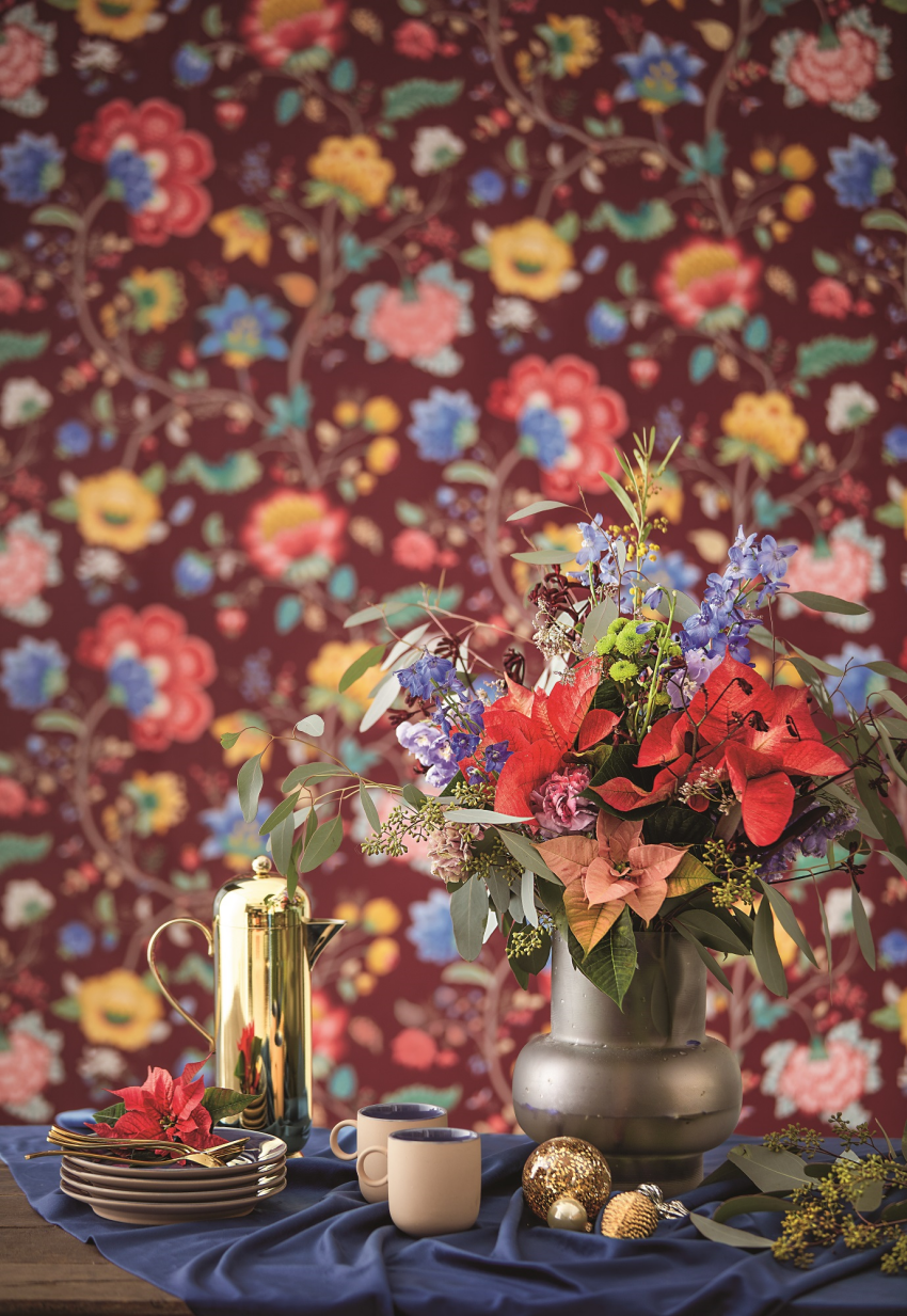 Pstrokaty bukiet w ciężkim
naczyniu stworzony...