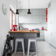 Kolorowe akcenty w męskim mieszkaniu