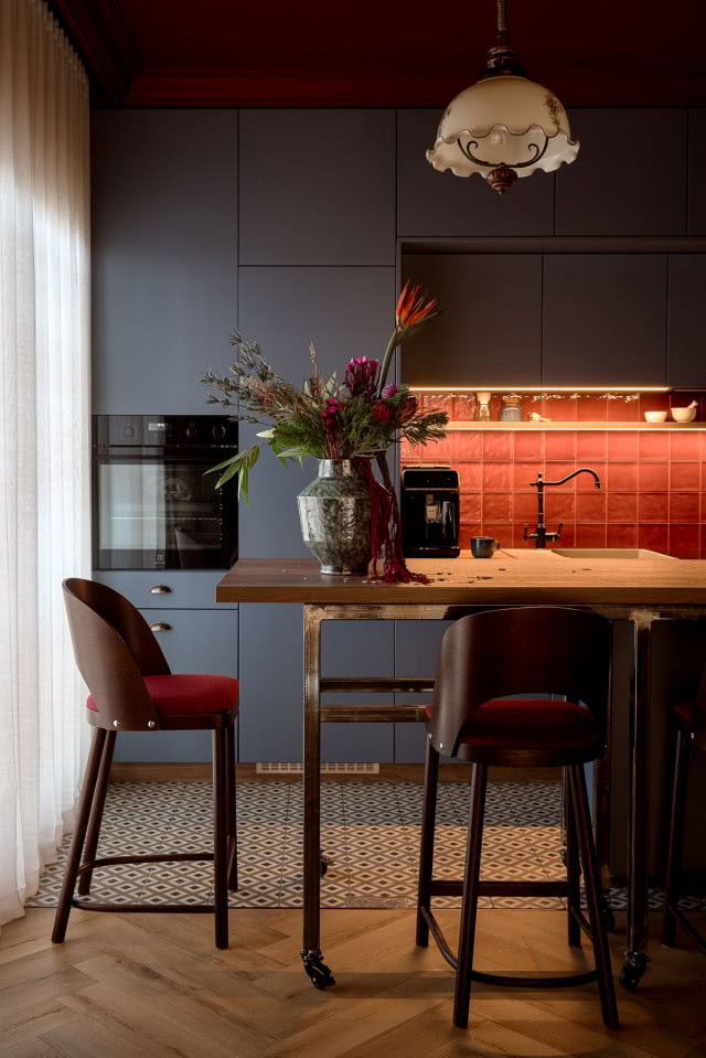 szara kuchnia i bordowe płytki