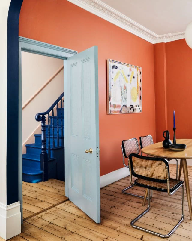 kobaltowe schody, błękitne drzwi i czerwona ściana