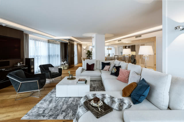 duży biały narożnik w salonie