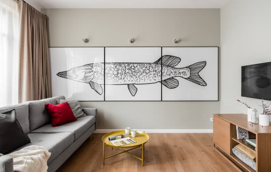 Salon z dużym obrazem z rybą