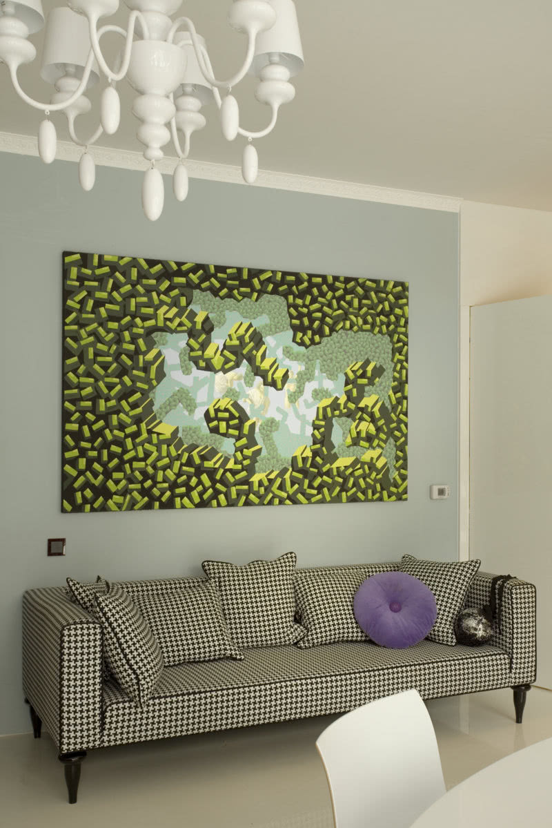 Obraz Marcina kowalika nad kanapą w salonie