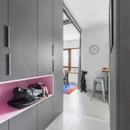 Kolorowe akcenty w męskim mieszkaniu