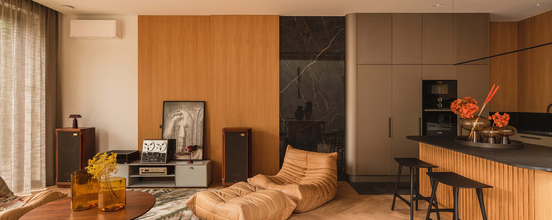 Wnętrza domu w stylu vintage. Z miłości do duńskiego designu i muzyki