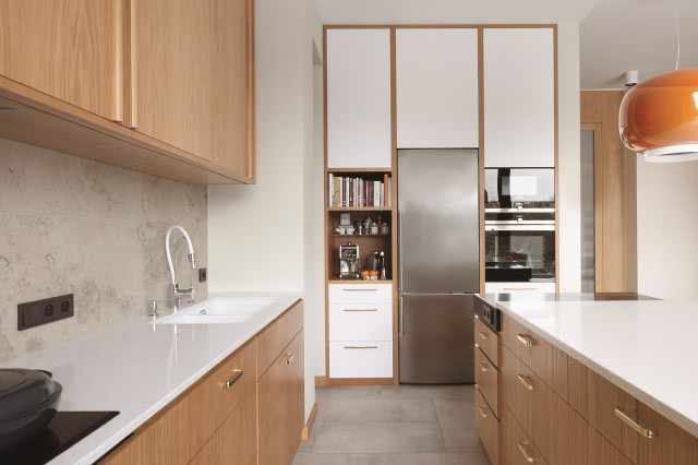 Biała kuchnia z drewnem