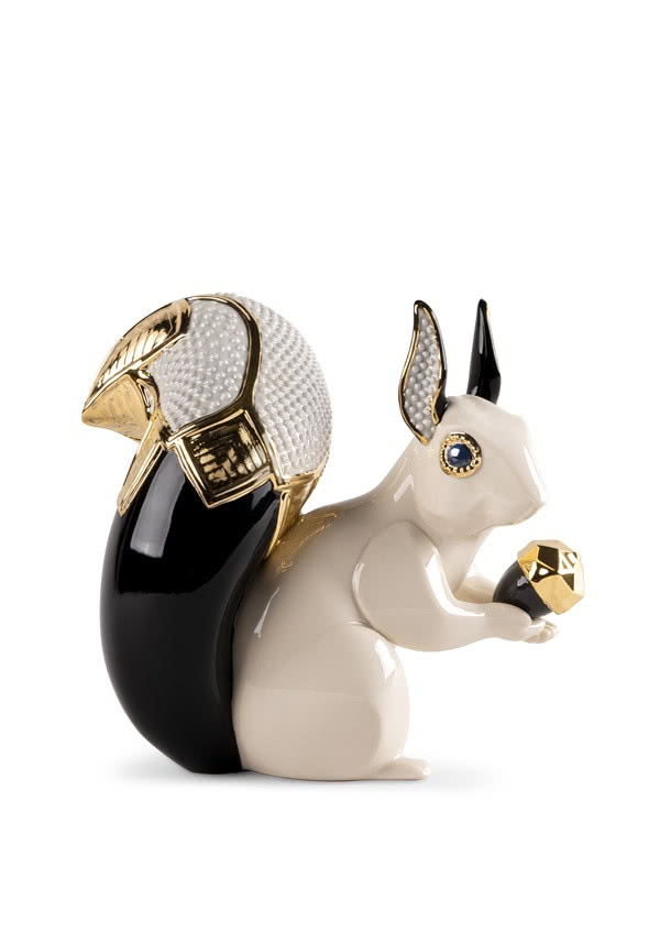 wiewiórka trzymająca złoty orzeszek