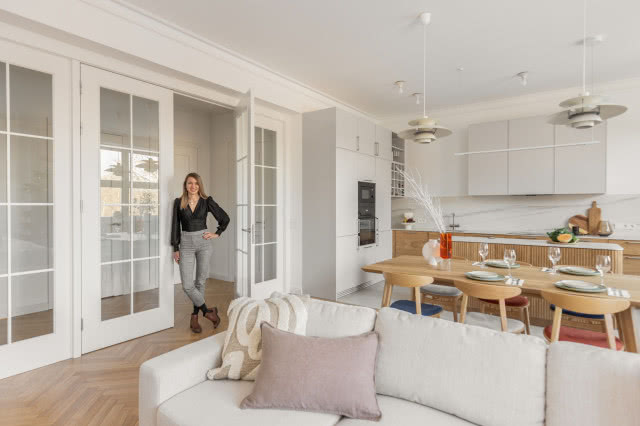 otwarta przestrzeń kuchni połączonej z salonem