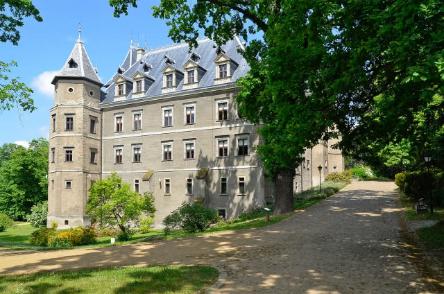 zamek ukazany z drogi