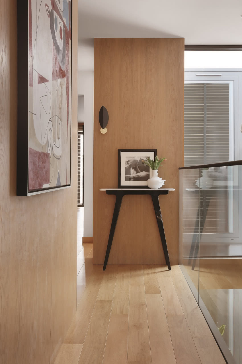 Jasny dąb konsekwentnie zdobi
wnętrze: od...